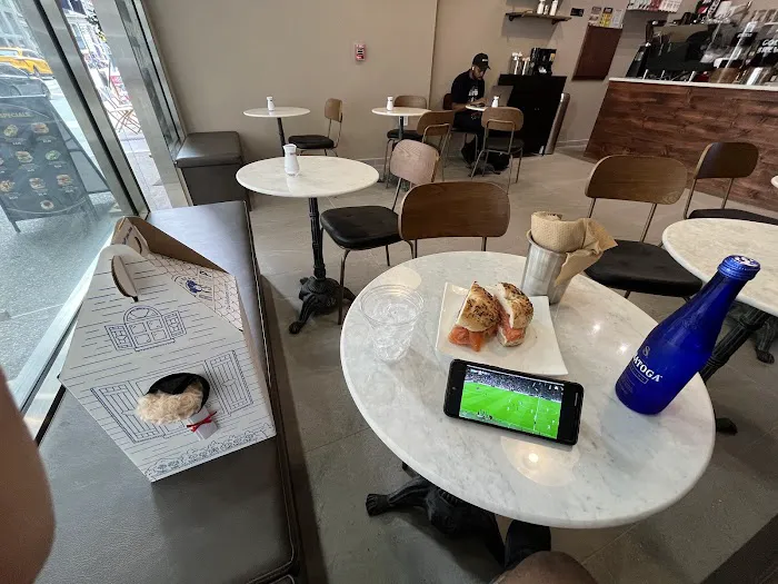 Madman Espresso & bagels Picture 2