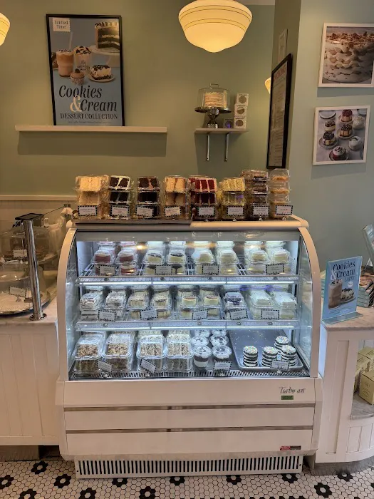 Magnolia Bakery - Central Park South Picture 1