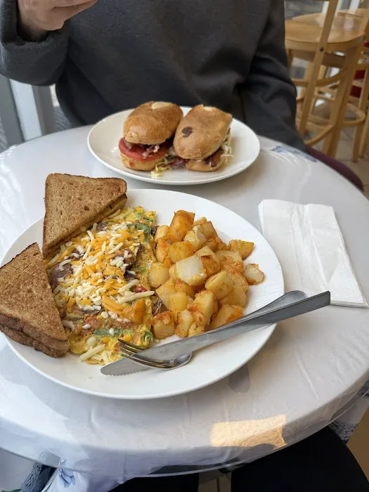 DELI ON THE HUDSON CAFE Picture 6