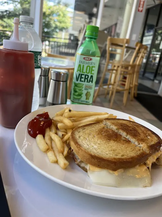 DELI ON THE HUDSON CAFE Picture 4